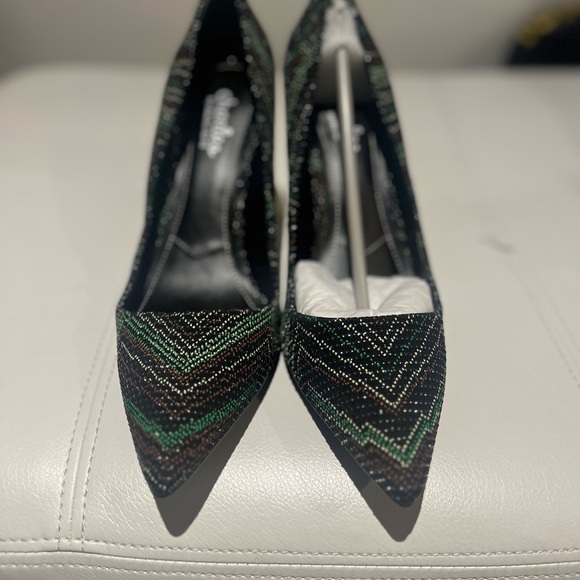 Charles by Charles Davis Size 8.5 black fabric pump w/ gold Red & green accents - Picture 3 of 3